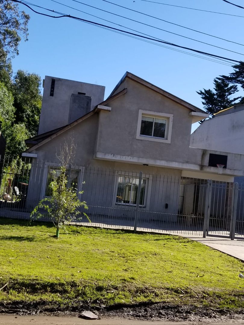 CHALET DE 4 AMBIENTES CON GRAN PARQUE