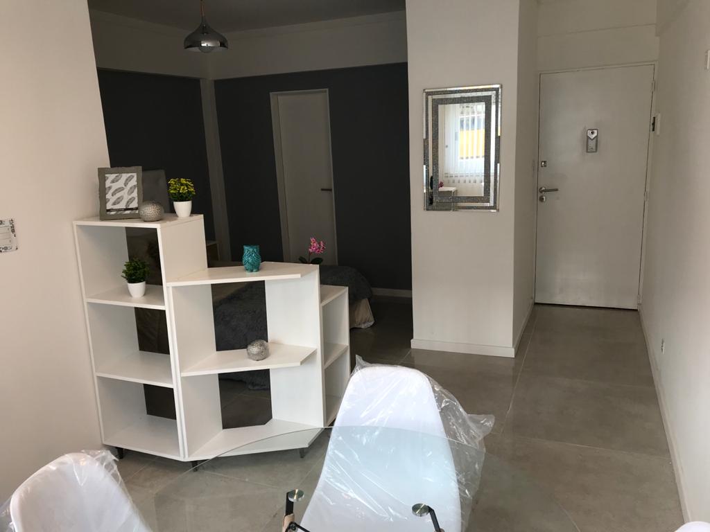 Departamento de 1 ambiente a la calle con ventanal