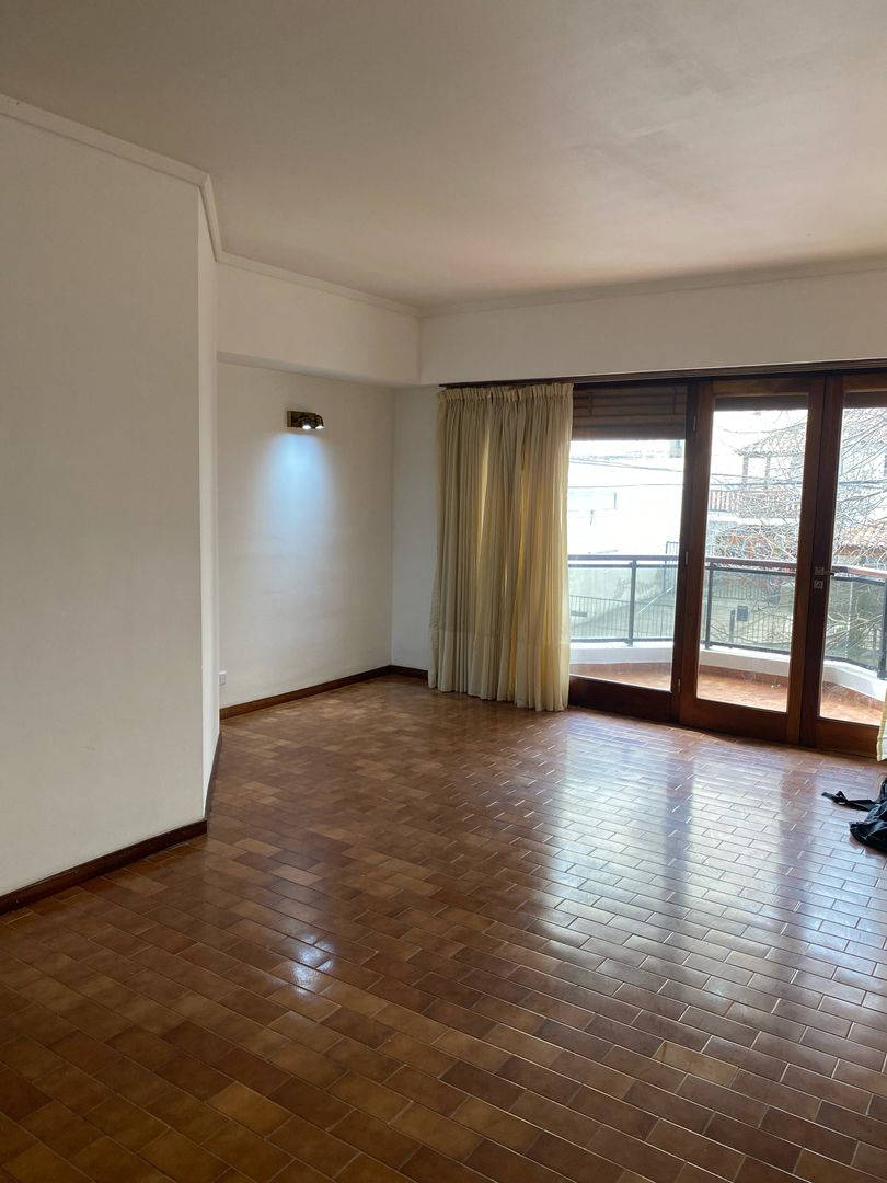 hermoso dpto de dos amb. cochera y   balcones