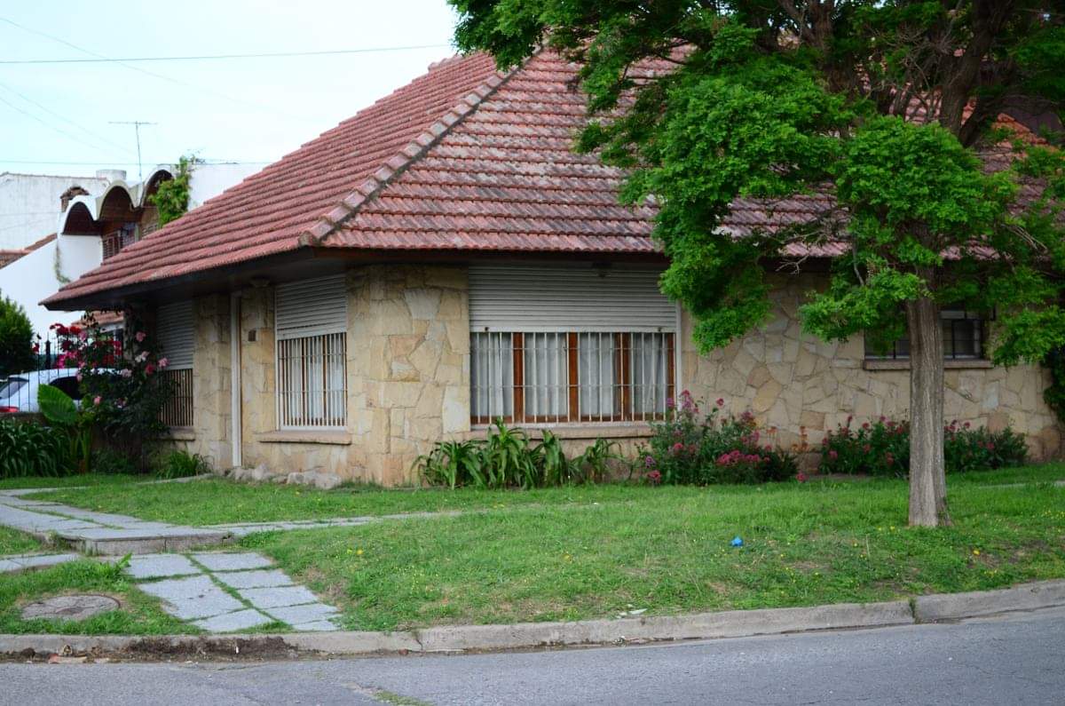 CHALET DE 4 AMBIENTES VENDE O PERMUTA
