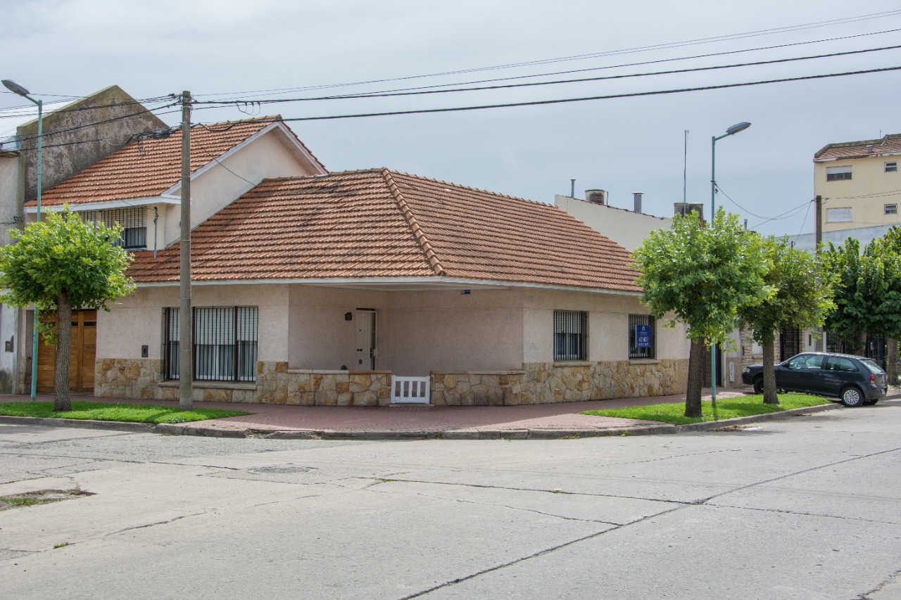 CHALET 3 AMB + DEPTO 2 AMB COCHERA DOBLE
