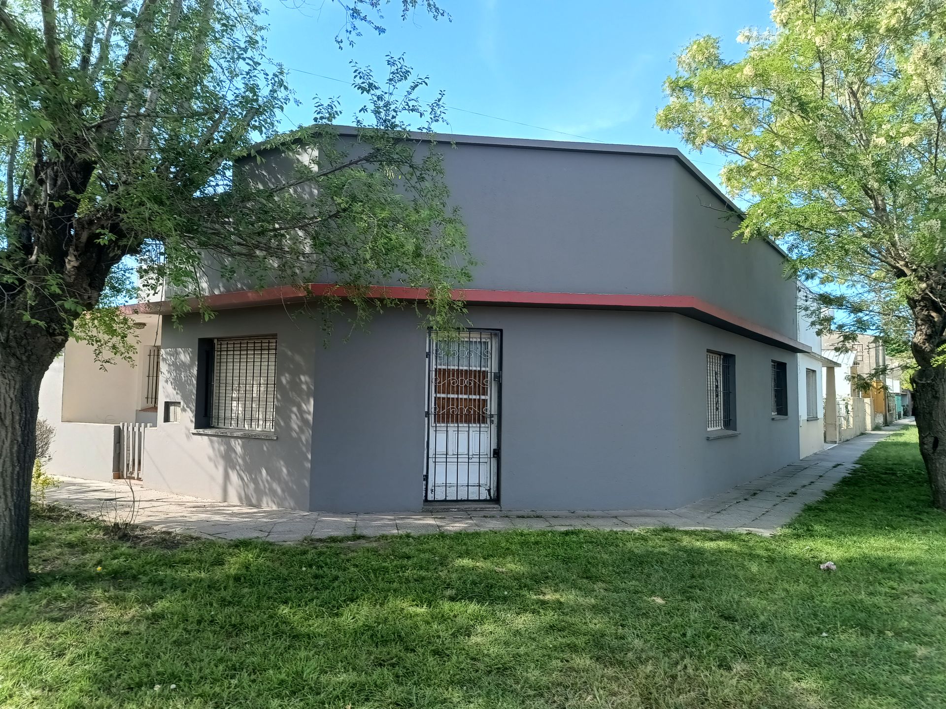 Venta amplia casa con local