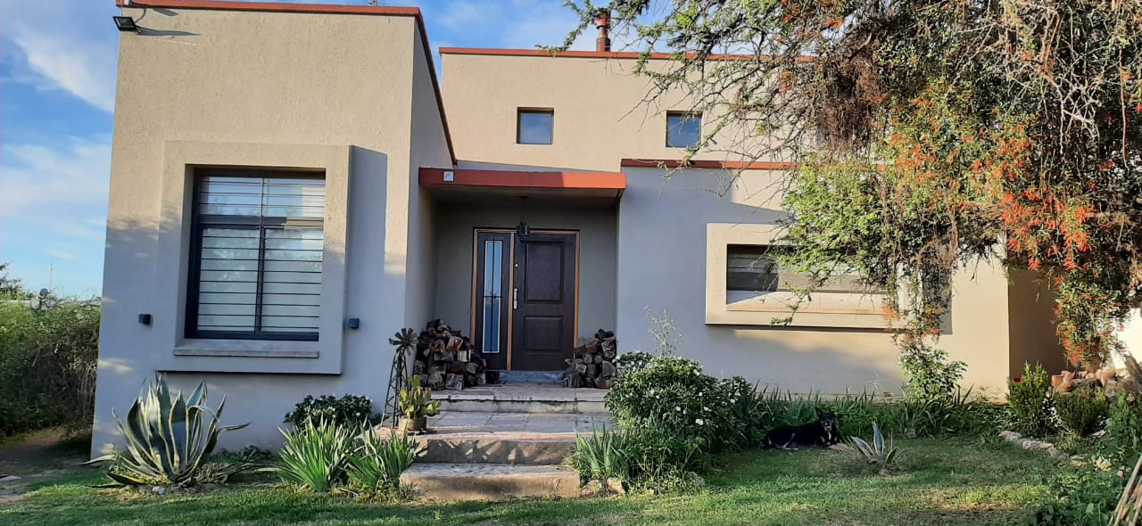 CASA QUINTA DE 4 AMB C/PARQUE, PARRILLA Y PISCINA