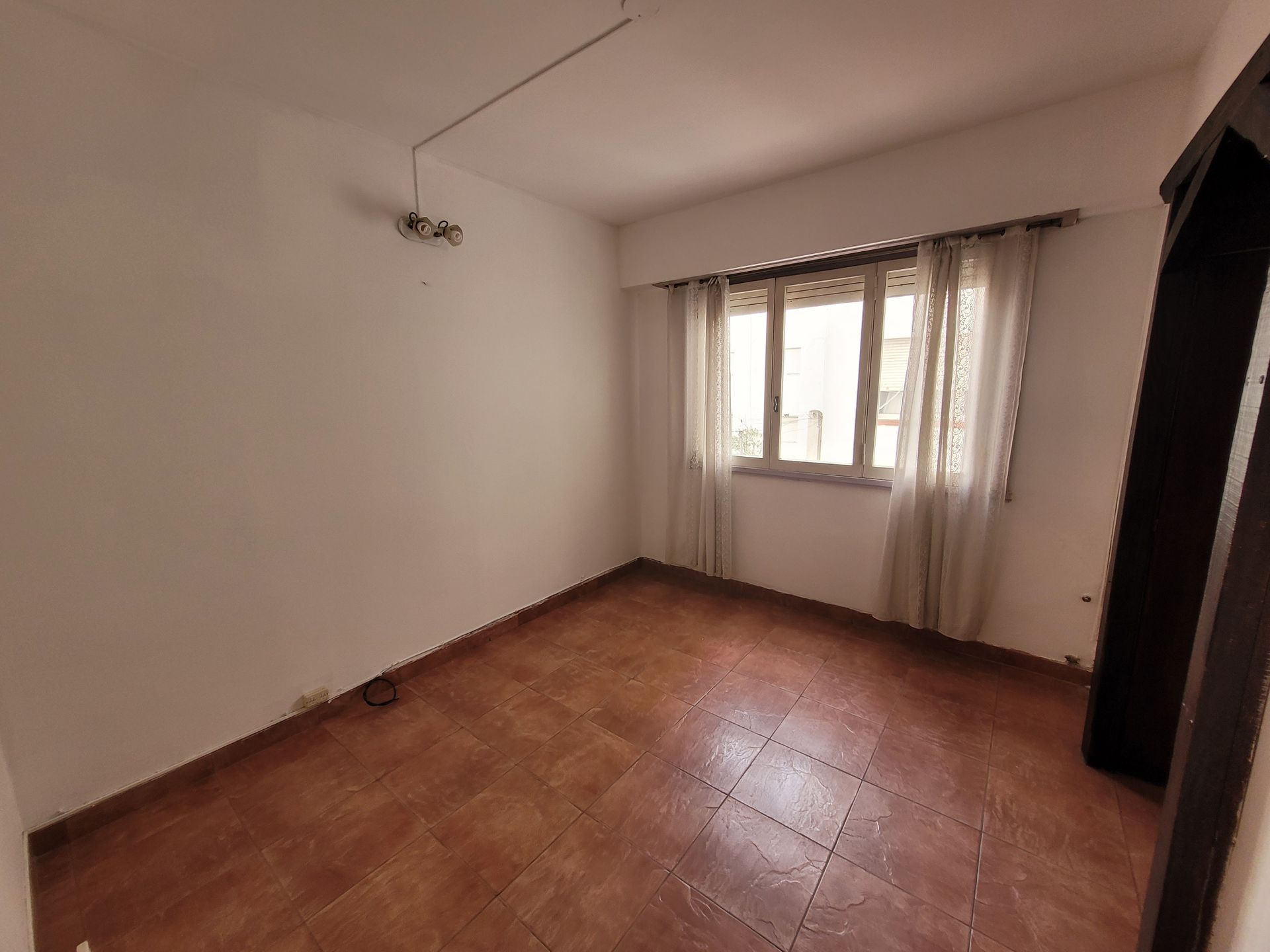 DEPARTAMENTO 2 AMB AL LATERAL ABIERTO.