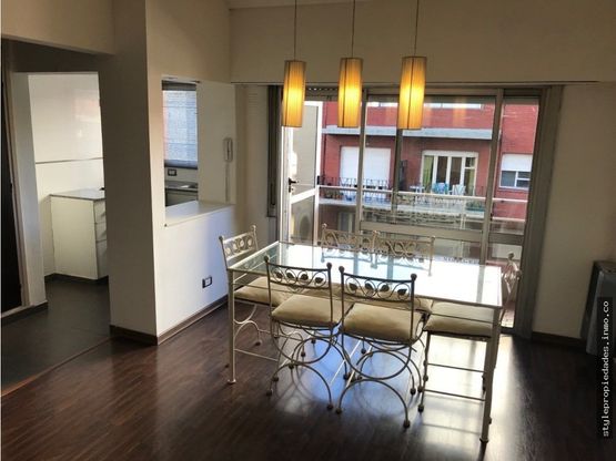 Ambiente con balcon a la calle centro