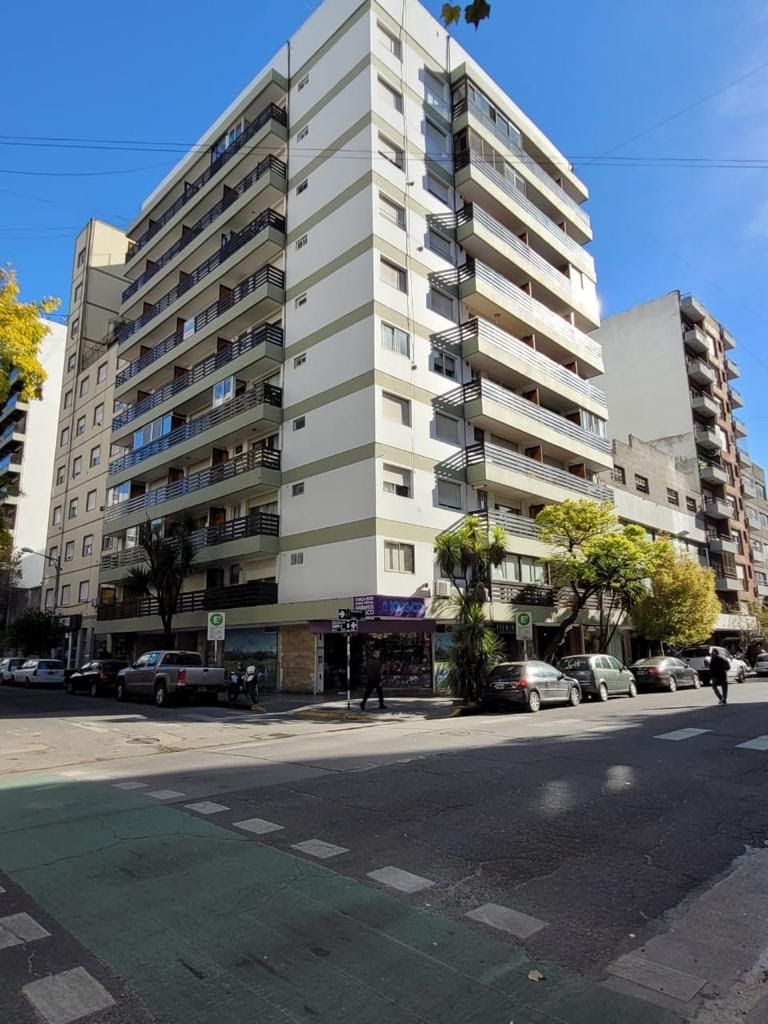 Departamento de 2 Ambientes con balcon saliente
