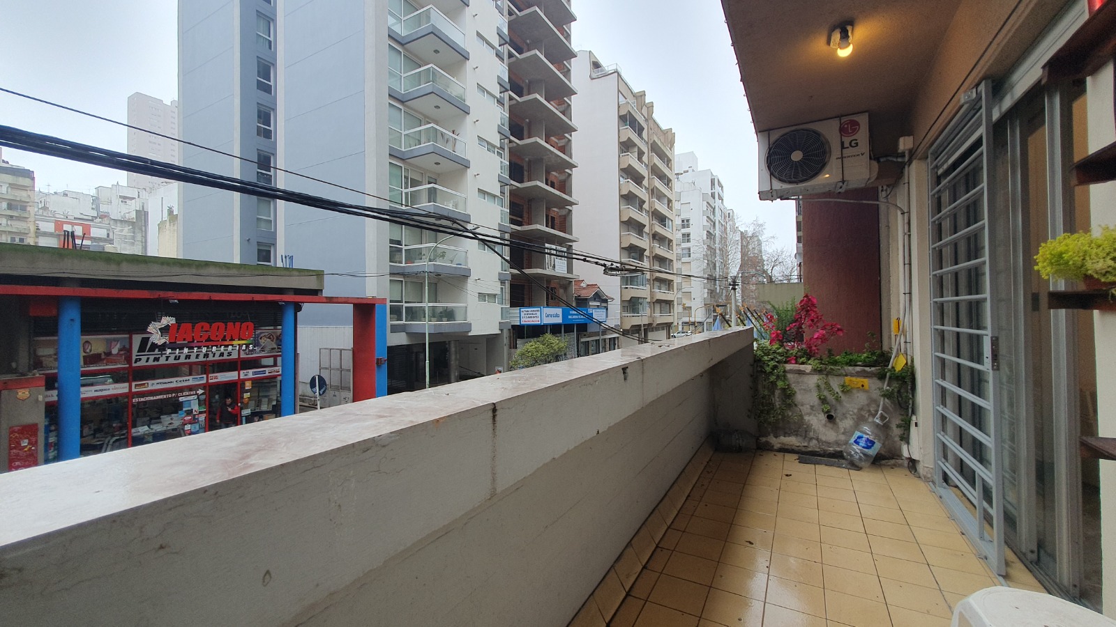 Departamento 2 ambientes a la calle y con patio