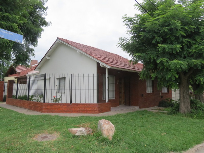 CHALET SOBRE LOTE DE ESQUINA