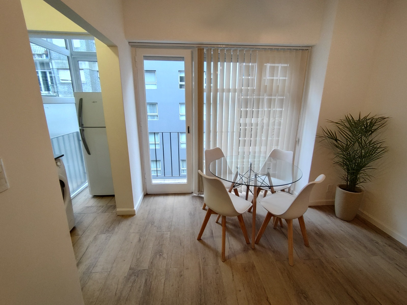 DEPARTAMENTO 2 AMBIENTES CON BALCON A LA CALLE.