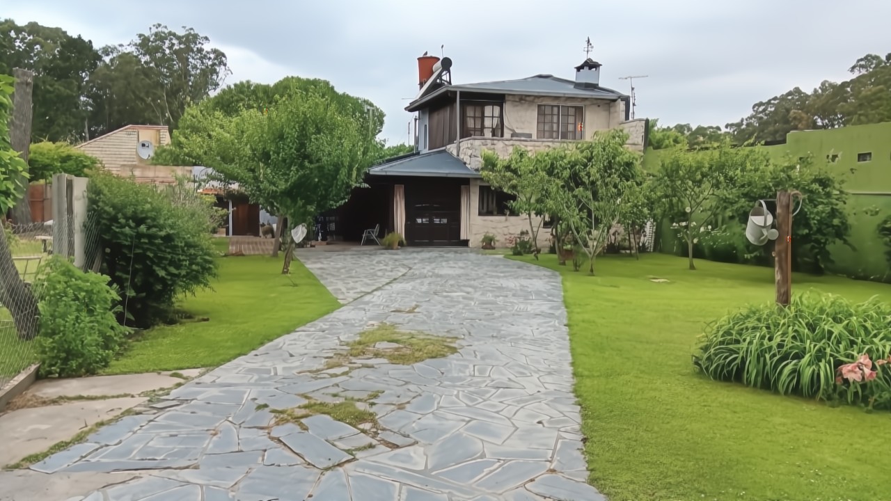 CHALET 3 AMB. EN EL CORAZON DEL BARRIO ATLANTIDA
