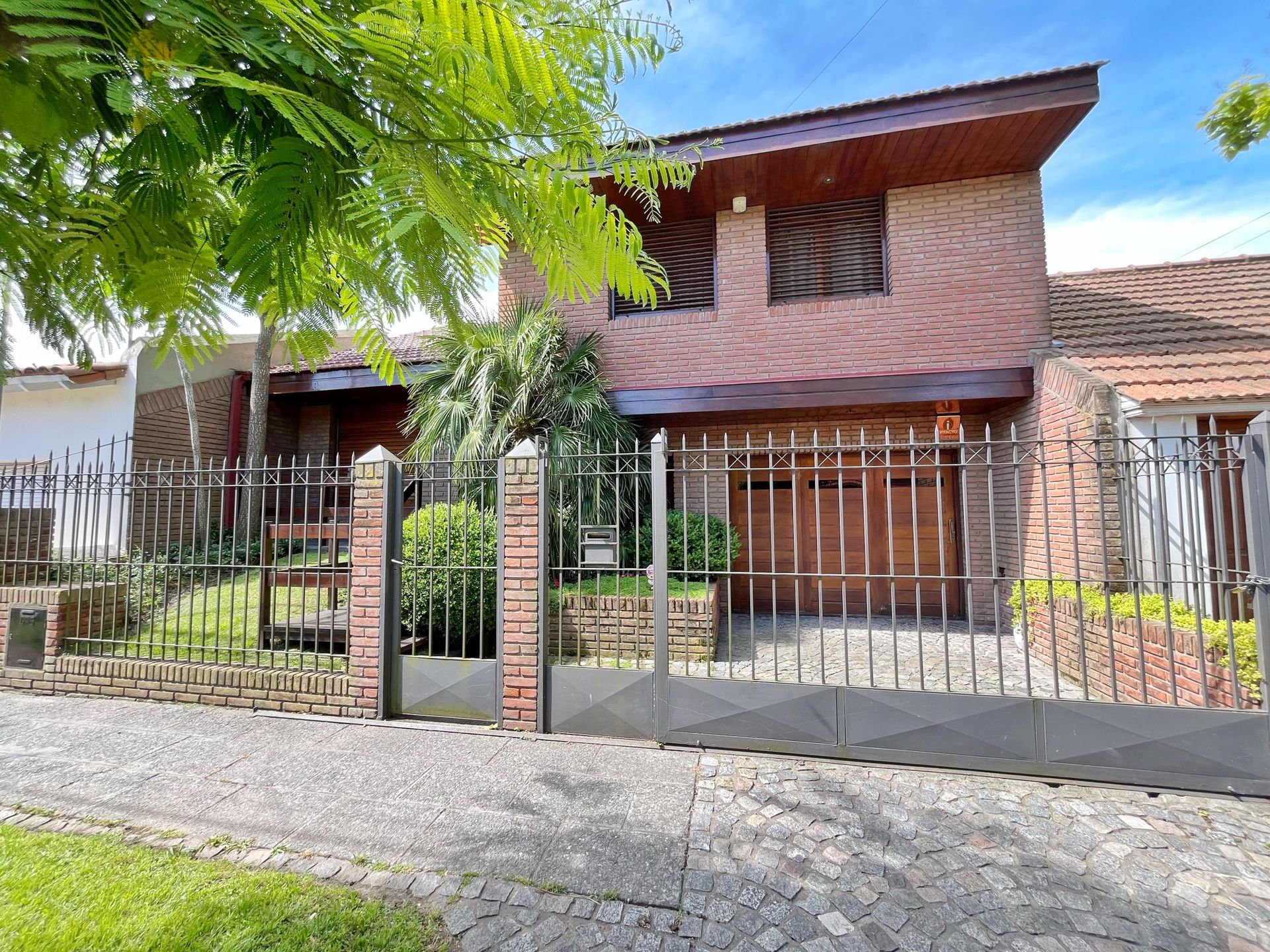 EN VENTA CHALET DE 4 AMBIENTES BARRIO SANTA MONICA