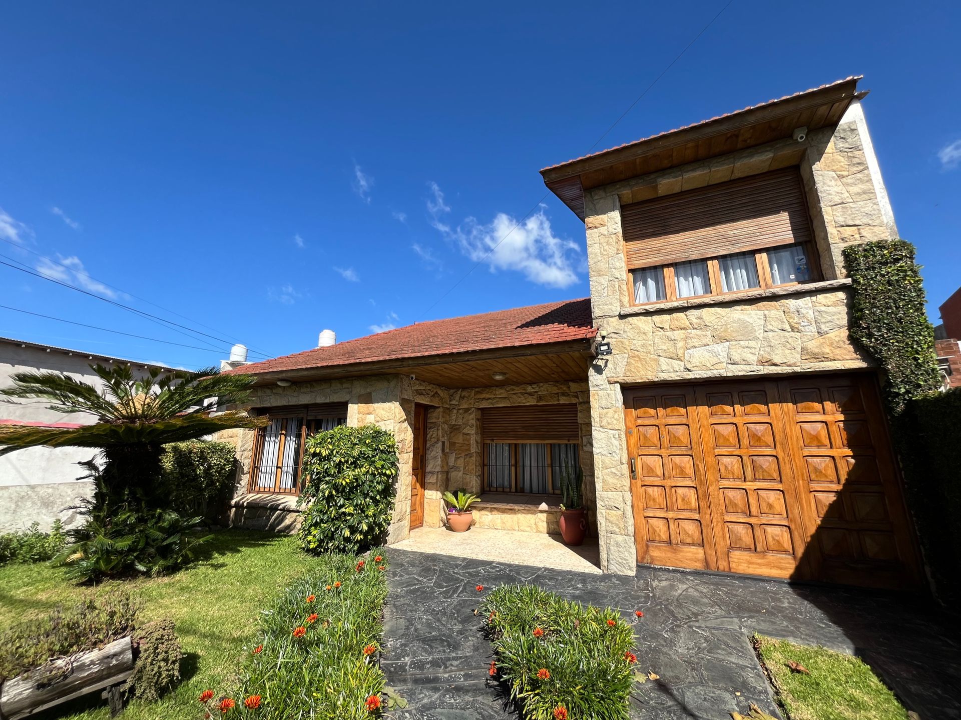 IMPECABLE CHALET SOBRE LOTE DE 10x 43.30