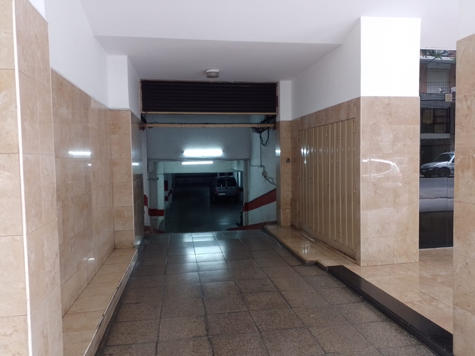 VENTA DE COCHERA FIJA GRANDE TODO TIPO VEHICULO