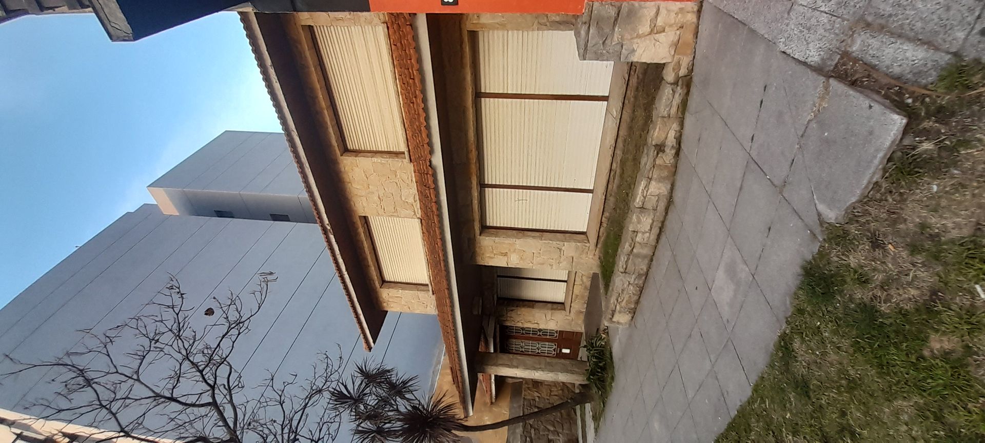 Imponente chalet 300 mt2 cub. S/ avenida