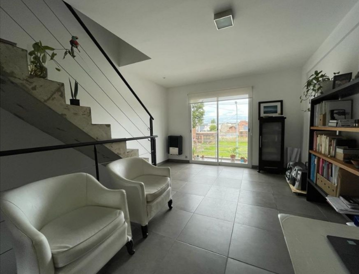 TRIPLEX 2 DORMITORIOS-GARAGE-PATIO-MODERNO
