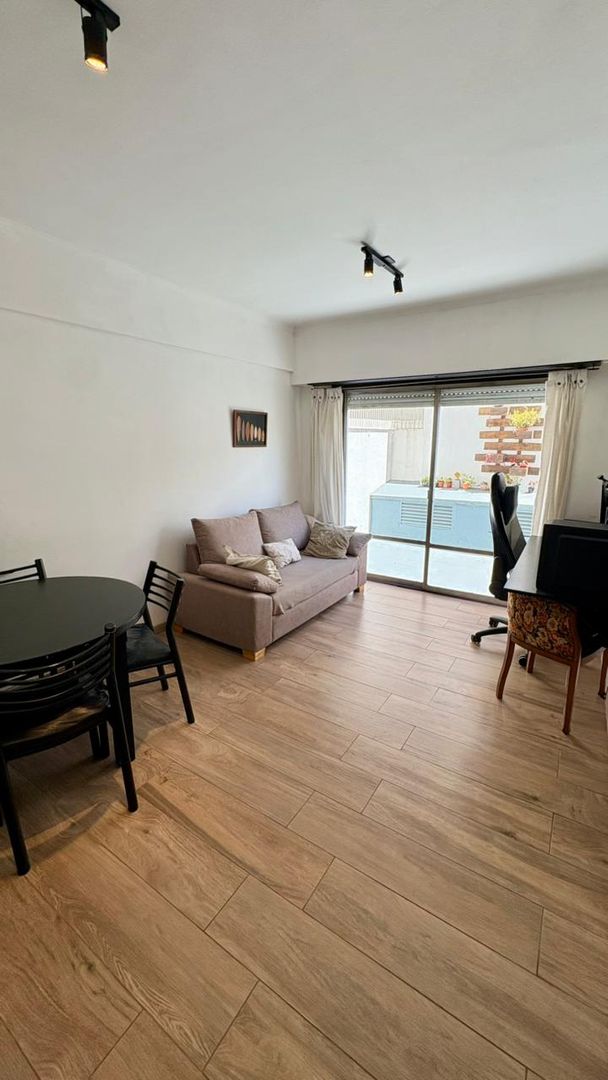 2 AMBIENTES c/patio privado. Lateral muy luminoso.