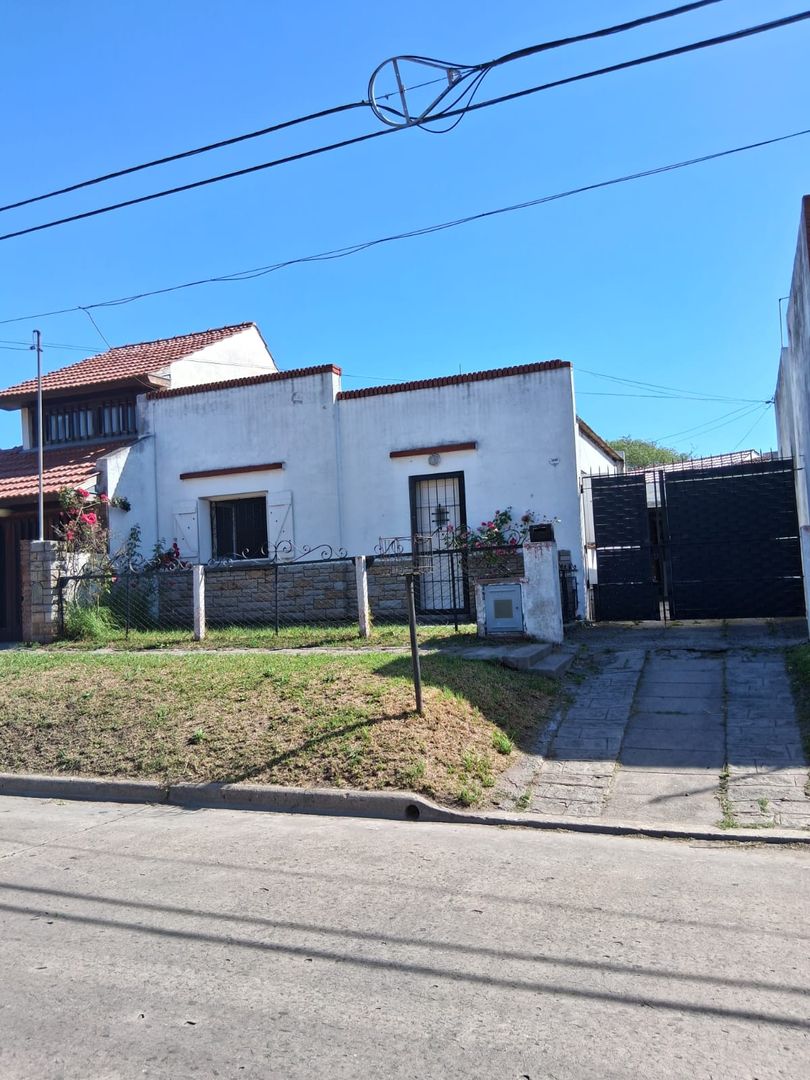 CASA 3 AMB. CON PARQUE.  APTA CRÉDITO