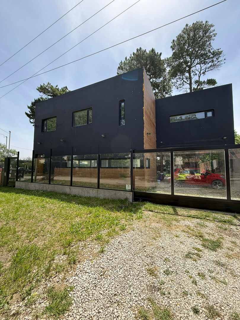 VENTA - CASA MINIMALISTA Y MODERNA - ATLÁNTIDA