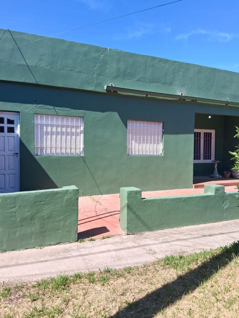 VENTA EN BLOCK, CASA DE 3 AMB. MAS DEPTO DE 2 AMB.