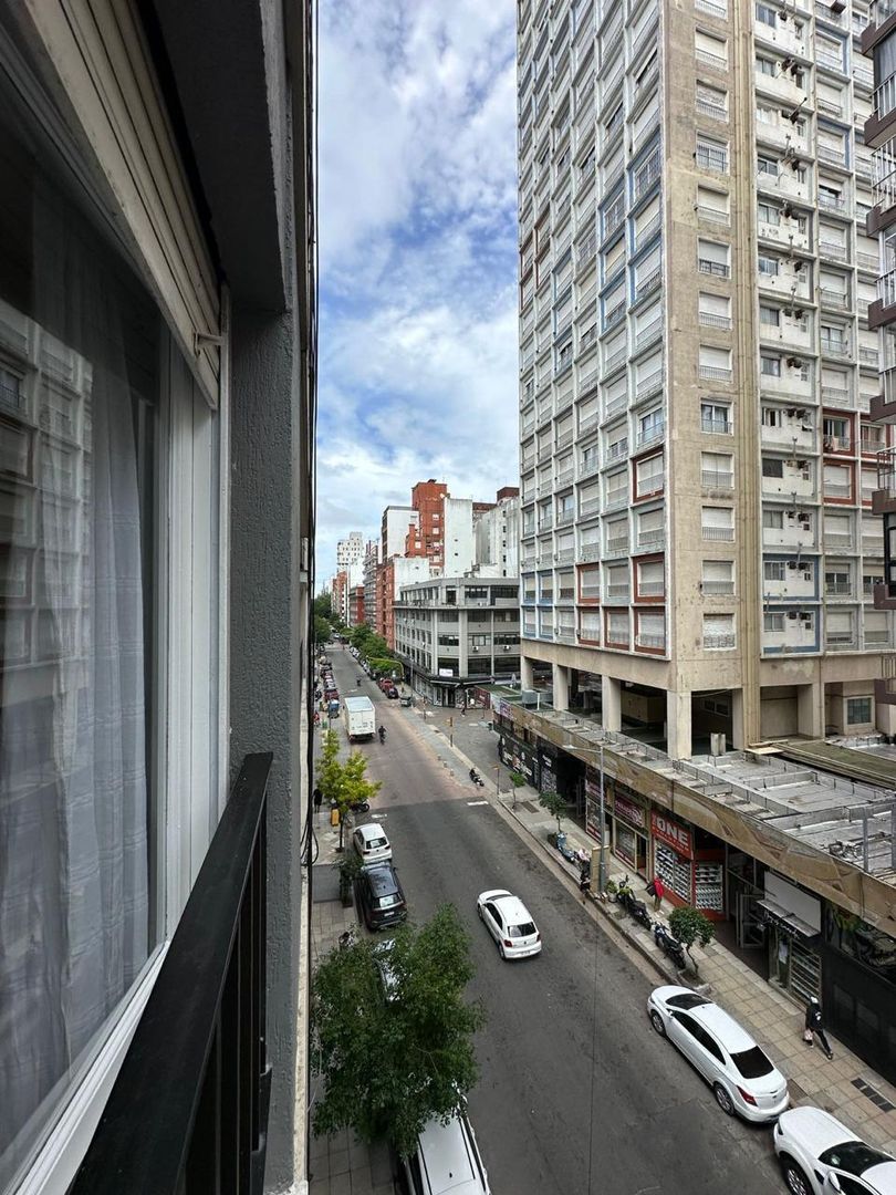 Departamento 3 ambientes a la calle con balcon