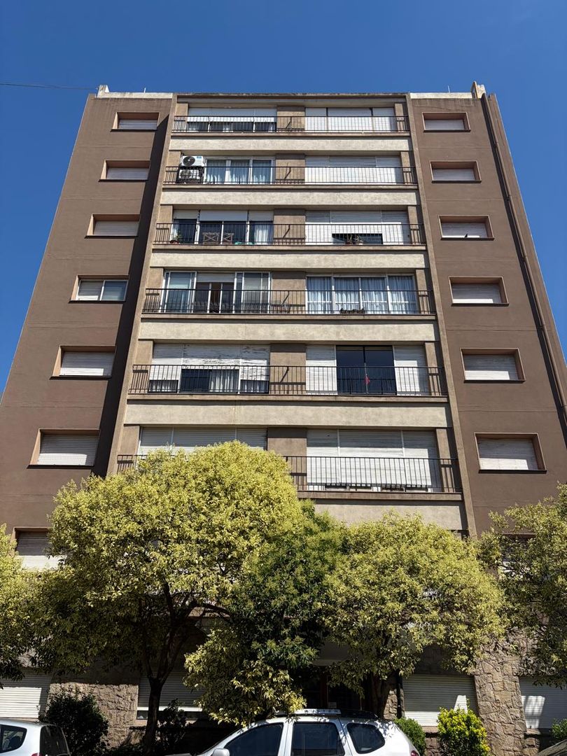 Departamento 3 ambientes lateral - Pza Mitre