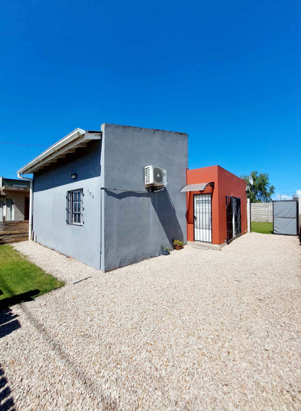 VENTA CASA 2 AMB. CON PARQUE, SANTA ELENA
