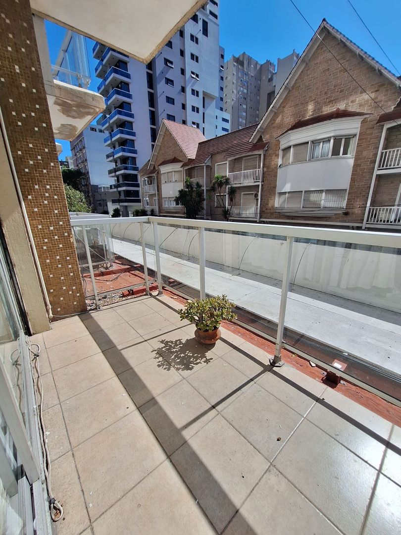 Departamento de 3 ambientes con balcón a la calle