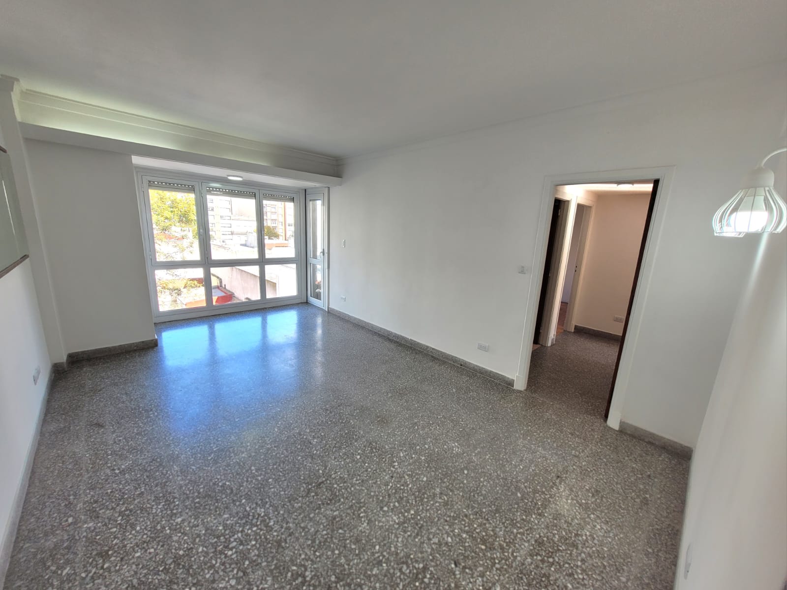 PISO 3 AMBIENTES C/BALCON SALIENTE