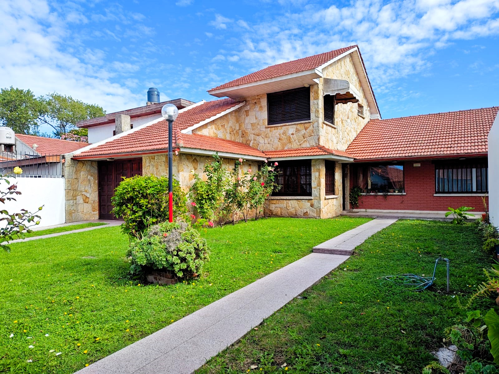 Espectacular Chalet 4 amb. c/ parque y quincho. 