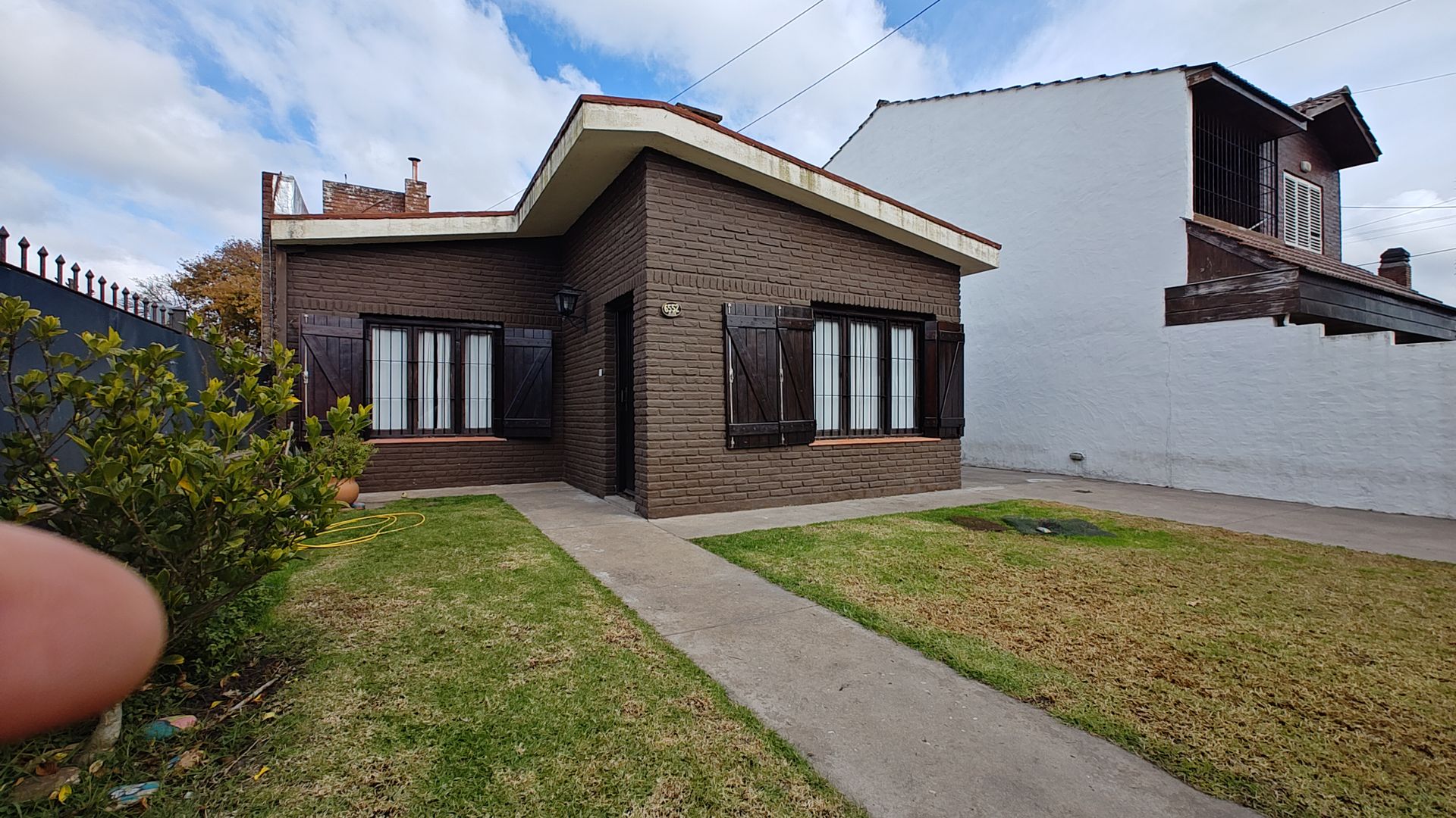 CHALET + UNIDAD DE  3 AMBIENTES EN BARRIO CAISAMAR