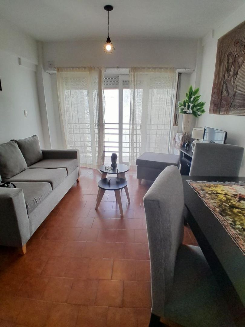 Departamento lateral con balcon saliente