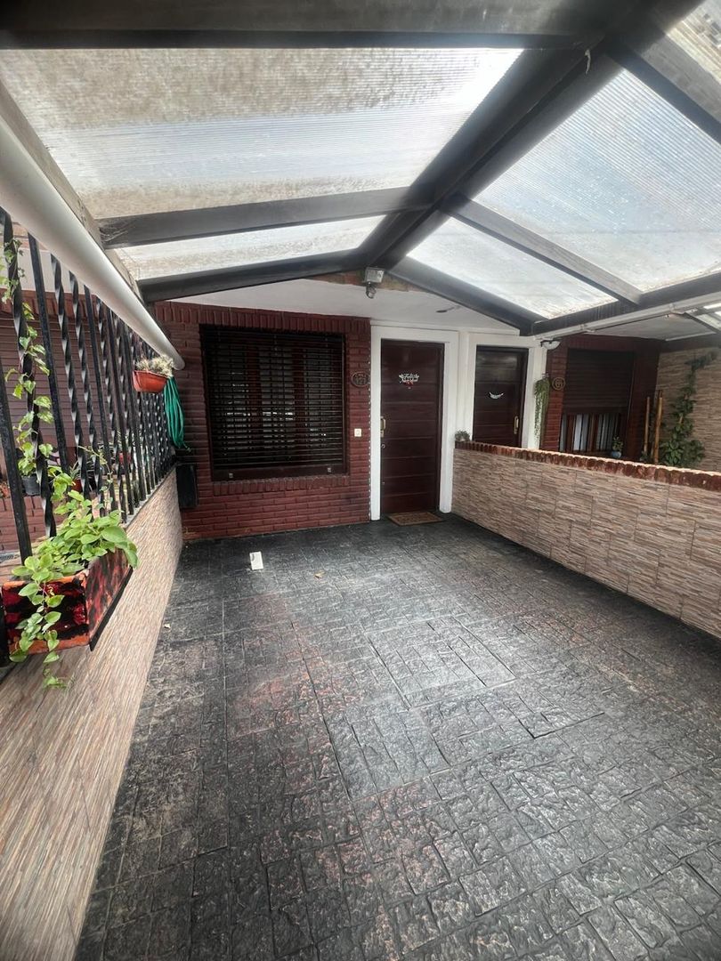 EN VENTA  excelente duplex 3 amb /cochera y patio 