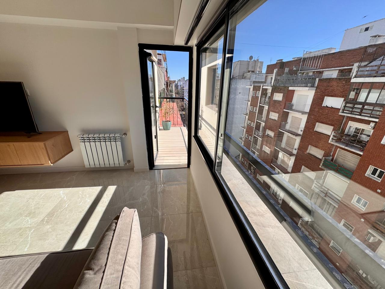 3 AMBIENTES A LA CALLE CON BALCON