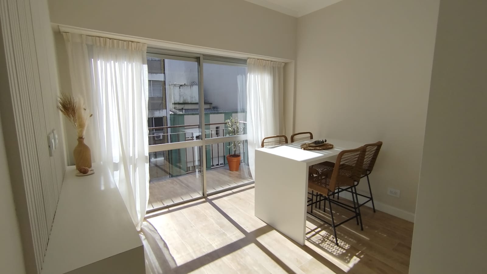 1 AMBIENTE A LA CALLE CON BALCON