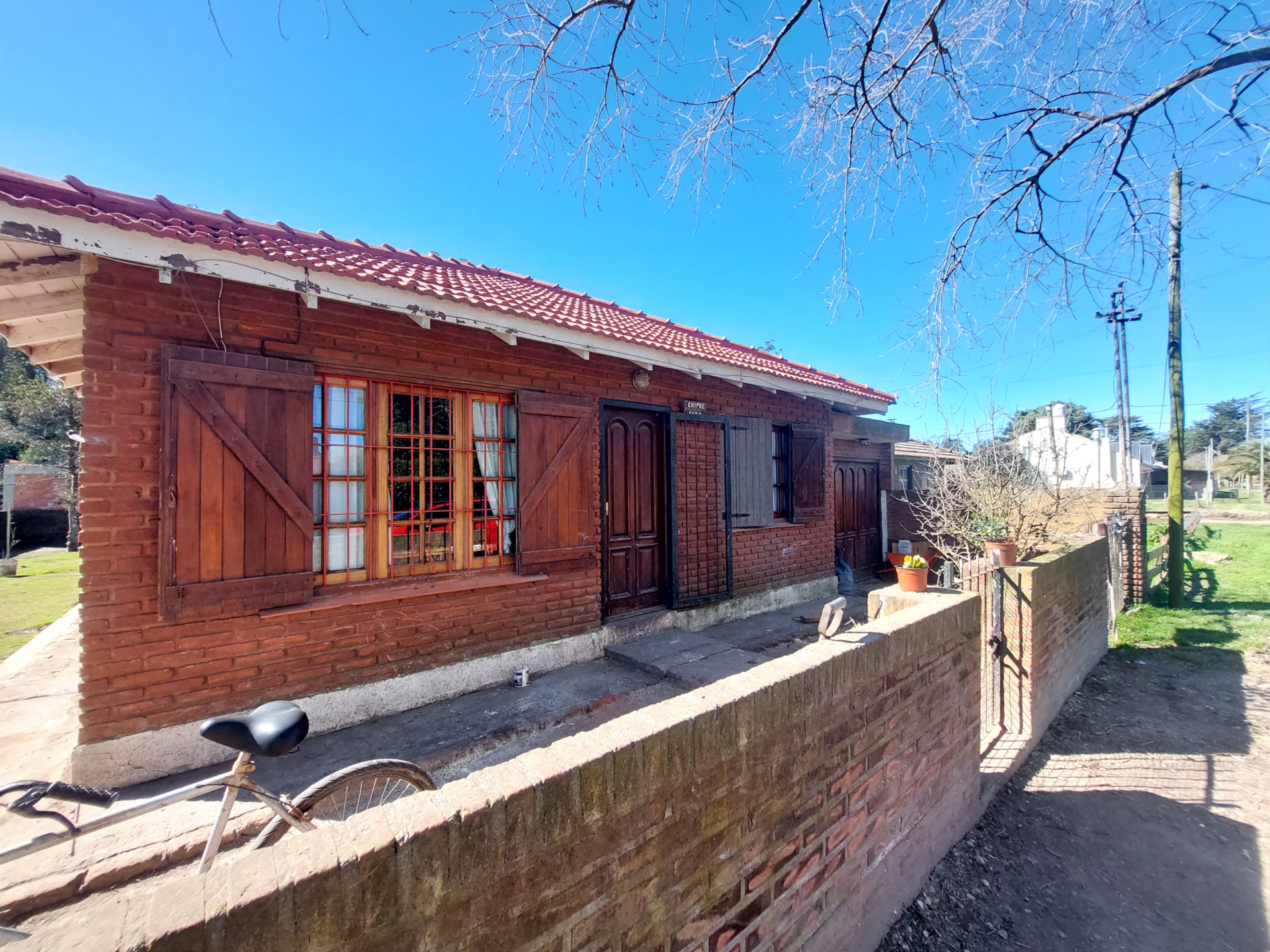 VENTA CHALET 3 AMB. CON PARQUE, BARRIO ATLANTIDA 