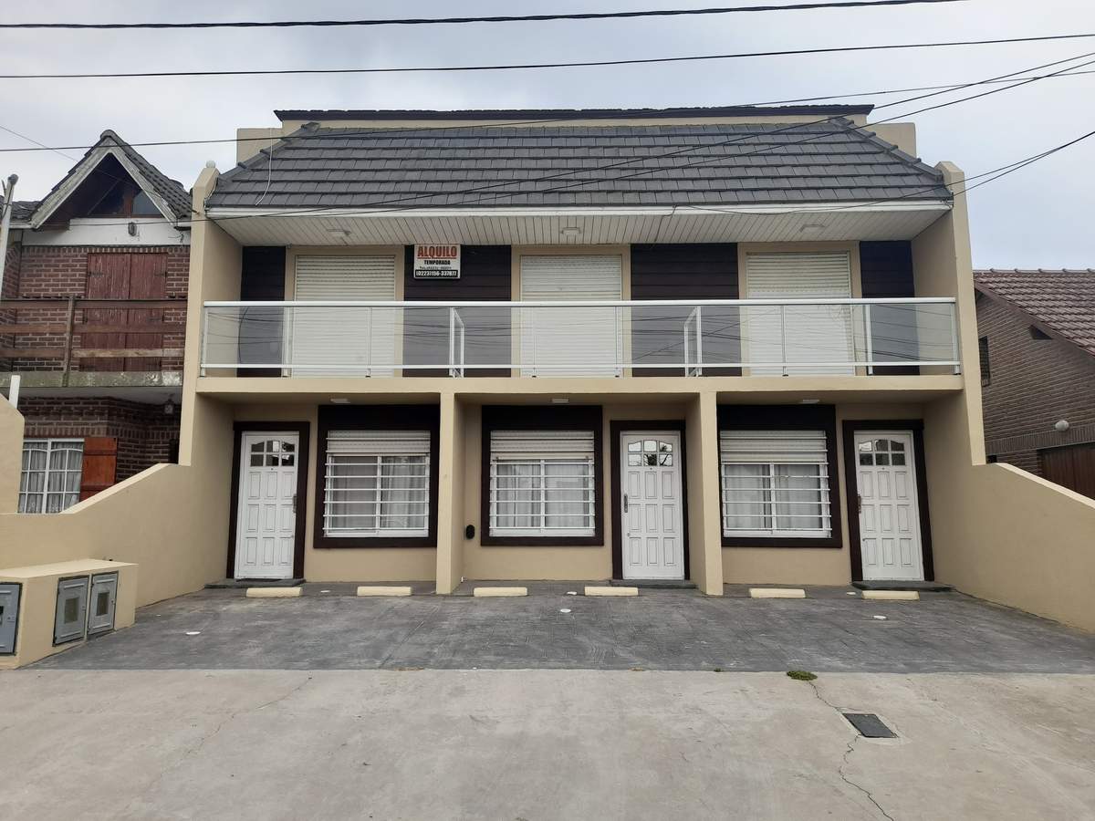EN VENTA TRIPLEX A 2 CUADRAS DEL MAR - SANTA CLARA