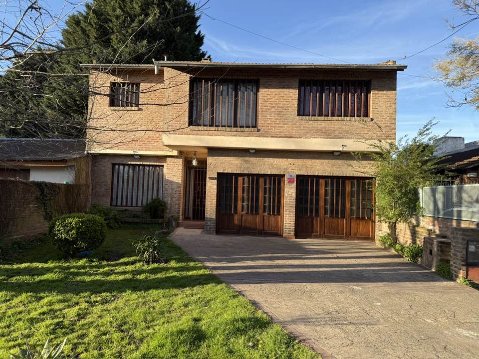 Chalet de 4 ambientes, con cochera doble y parque