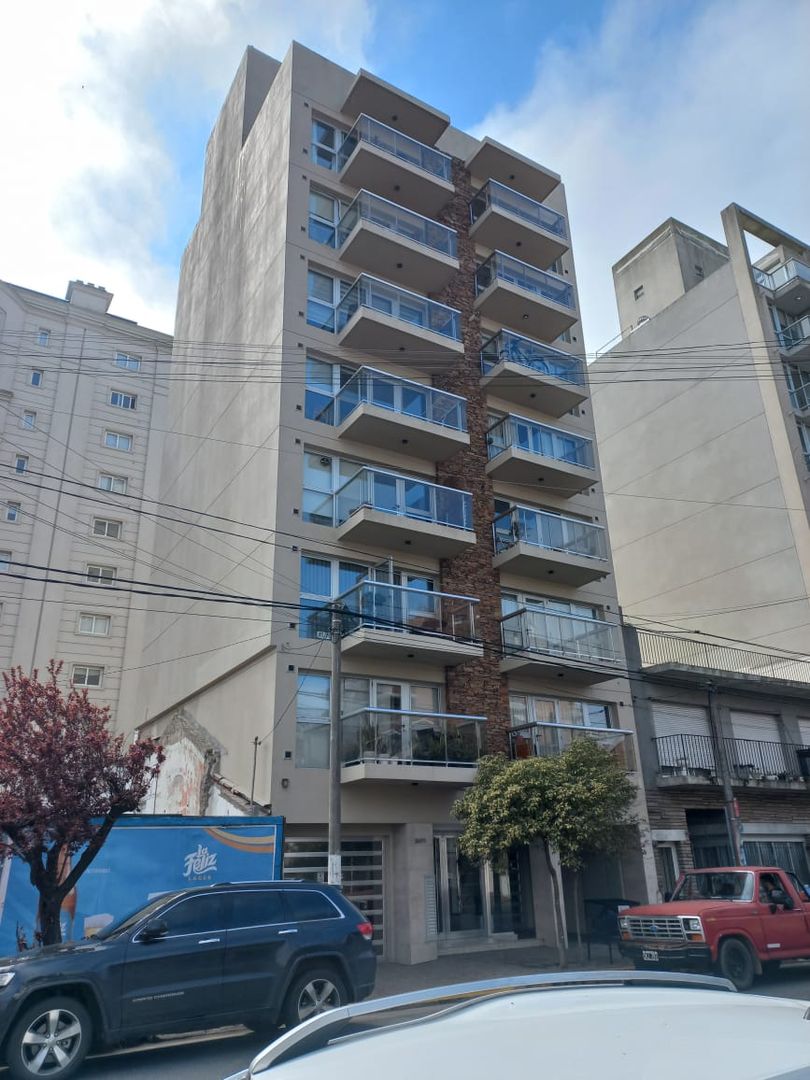  2 Amb a la calle con balcón -cochera- Quincho