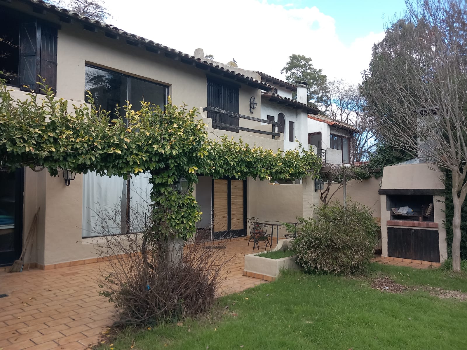 CASA 4 AMBIENTES CON PISCINA Y PARQUE "LOS TILOS"