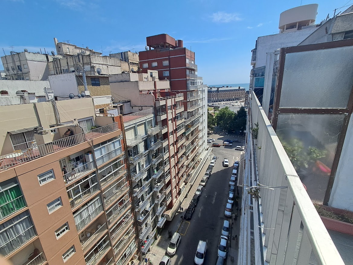 Depto 3 ambientes c/dependencia. Terraza propia
