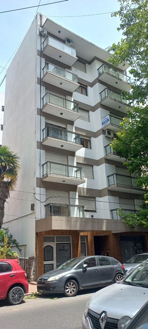 1 Amb amplio a la calle C/ balcón