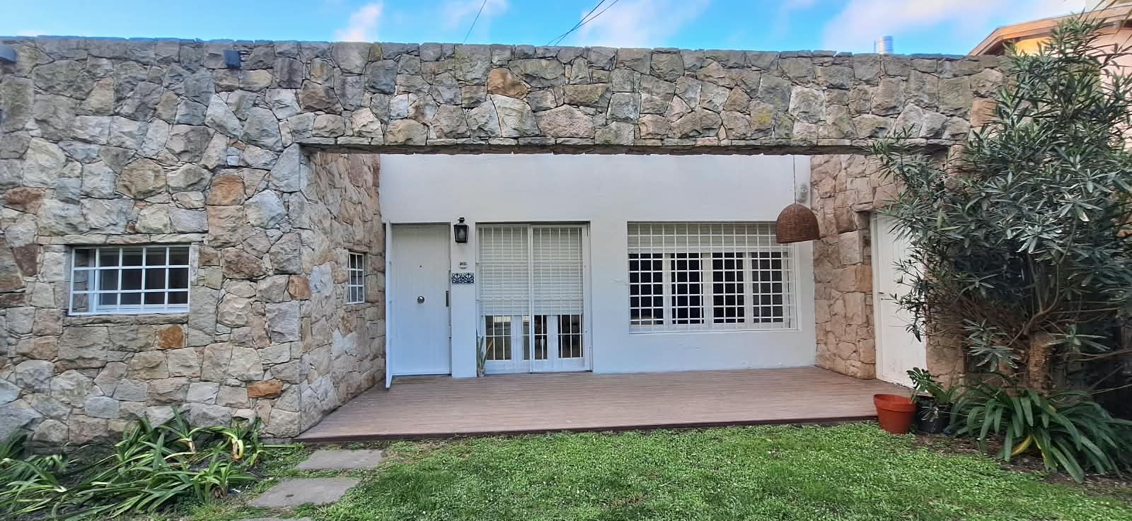 Hermosa casa 3 ambientes con gran parque y quincho