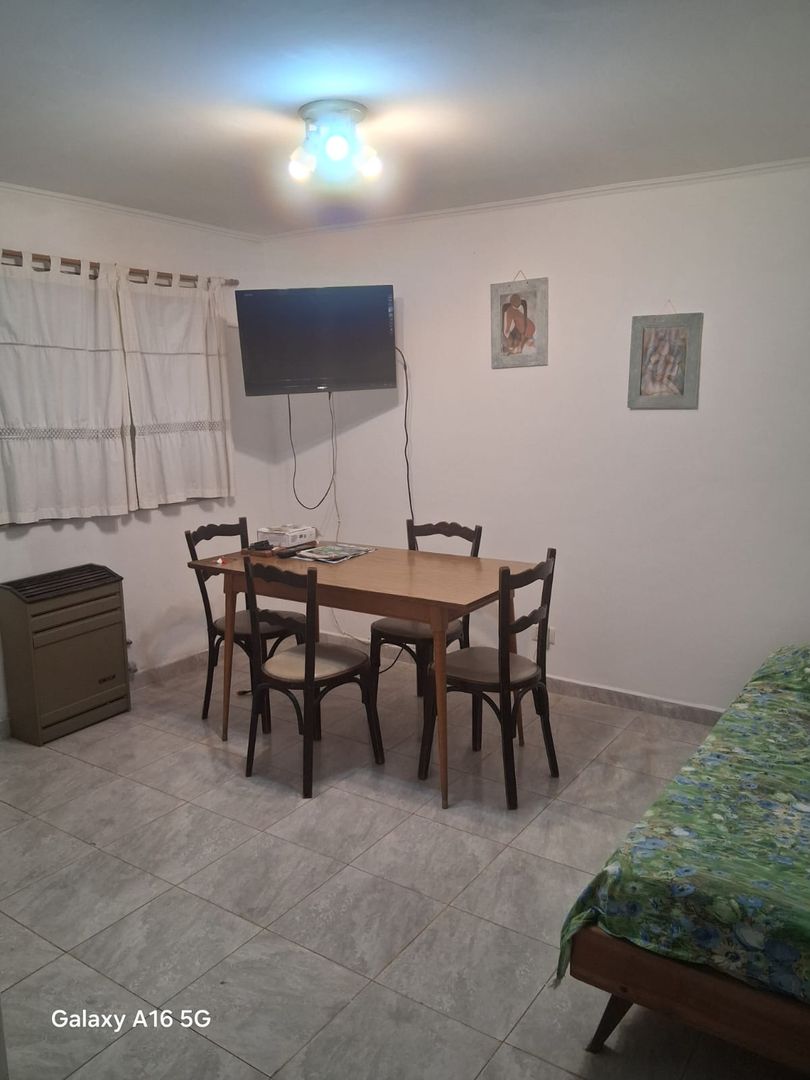 Departamento 2 1/2 ambientes, planta alta lateral