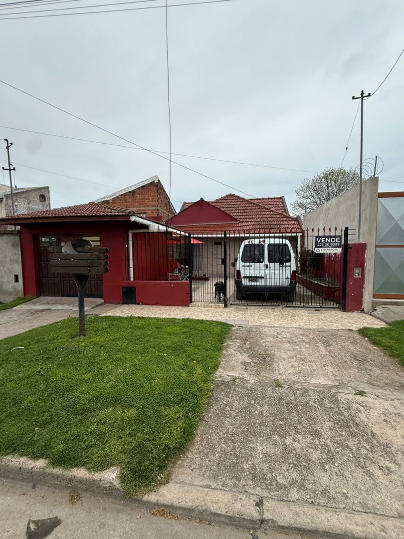 Venta en Block!Casa 3 ambientes + Dto. 2 ambientes