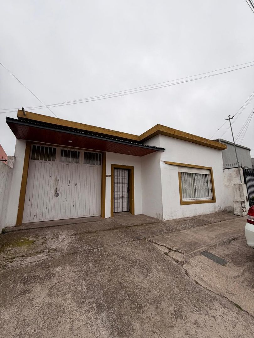 CASA 3 AMB. GARAGE PARQUE CON PARRILLA/LOSA