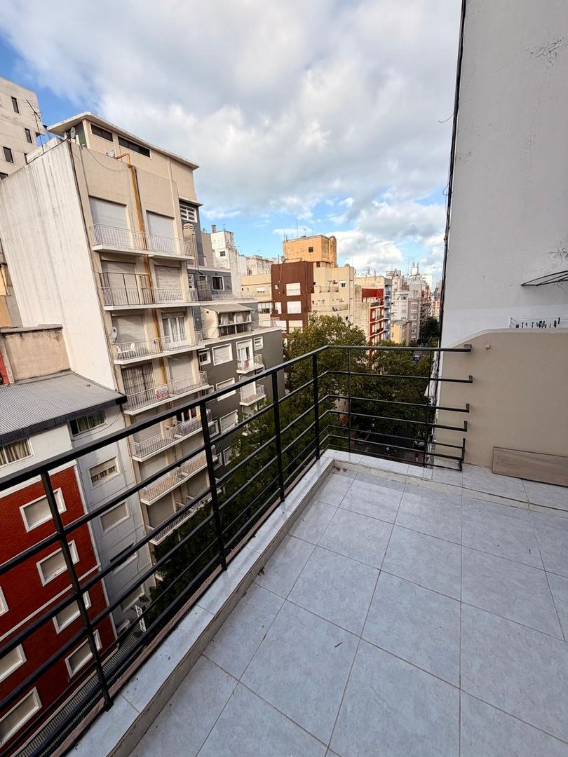 En venta excelente 3 ambientes con balcón terraza