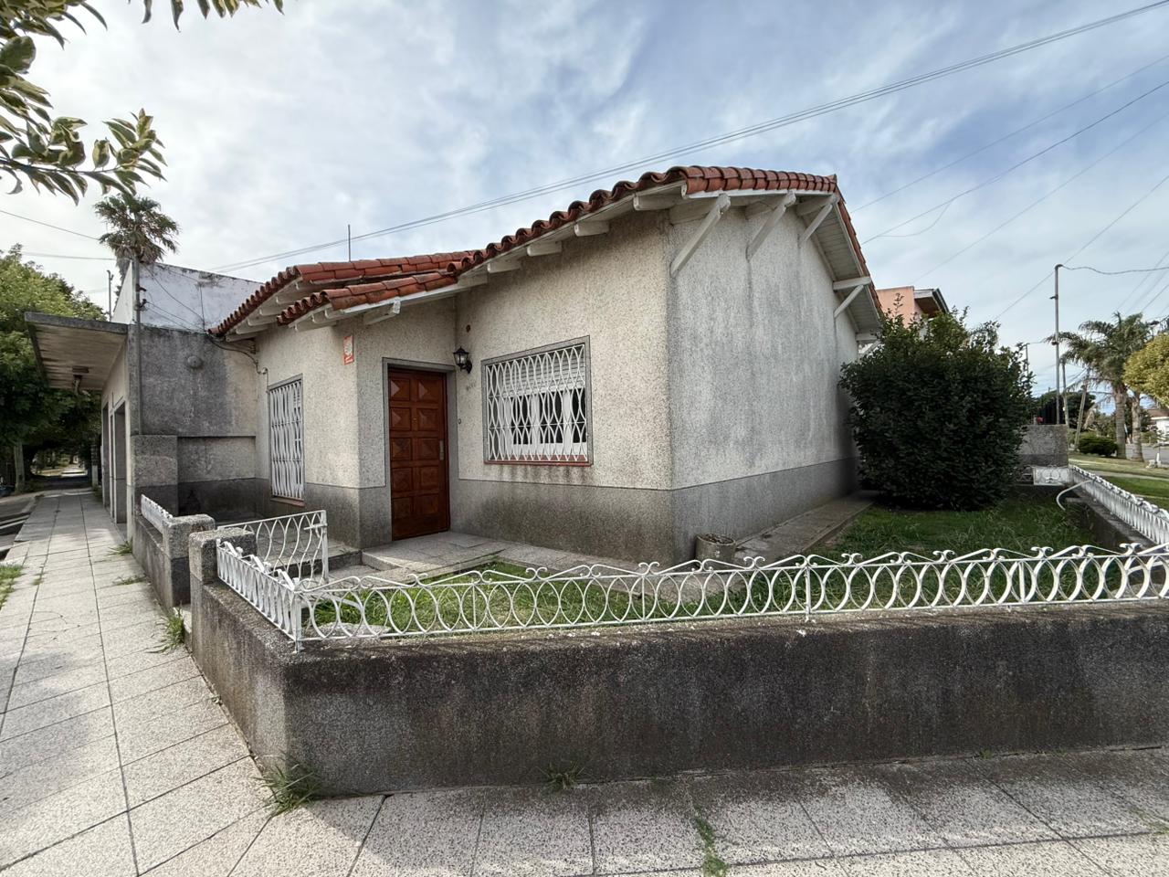 CASA CON  LOCAL Y COCHERA