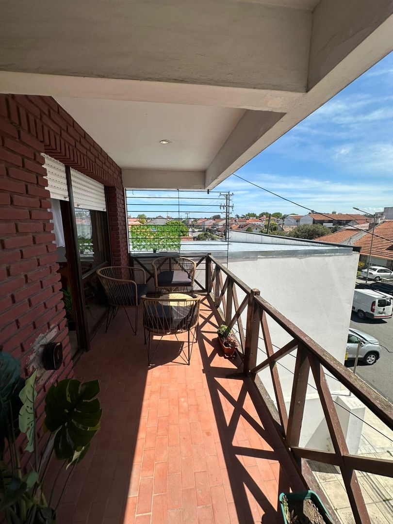 Departamento de 2 amb con balcón a la calle