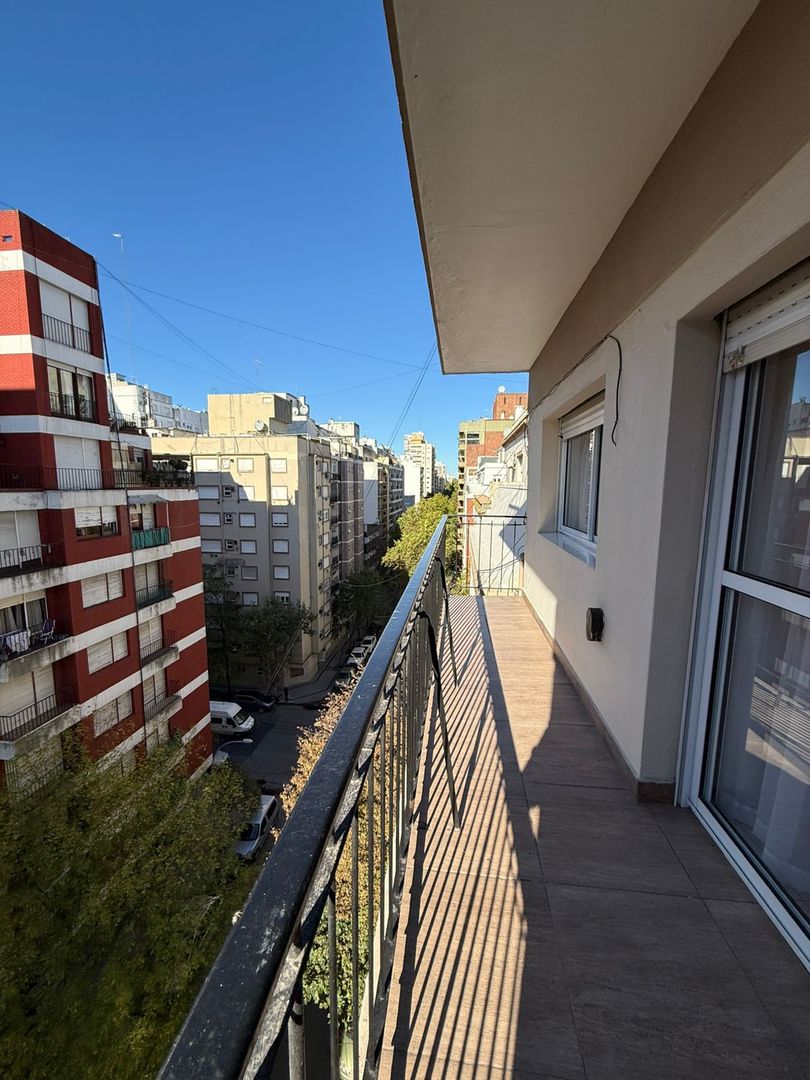 Departamento 3 ambientes al frente con balcon