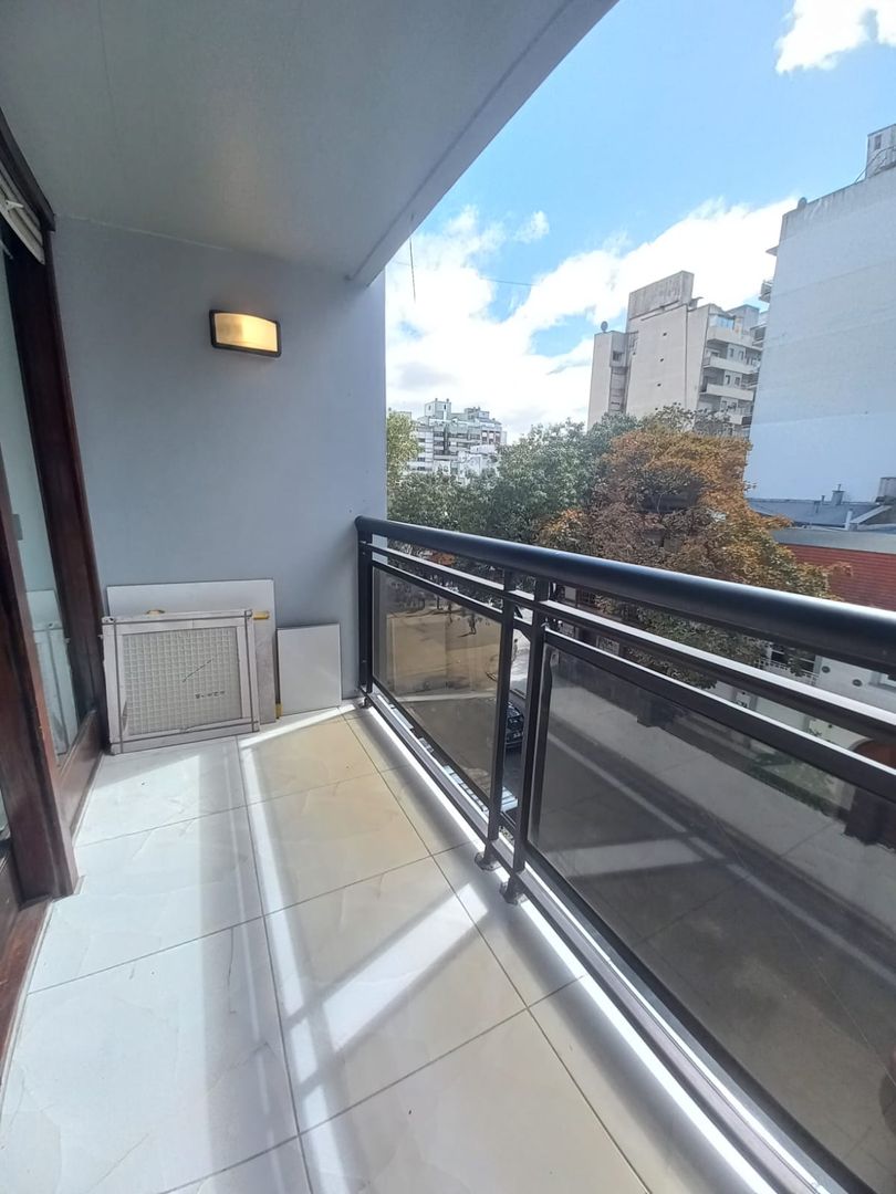 Departamento de 3 ambientes a la calle con balcón 